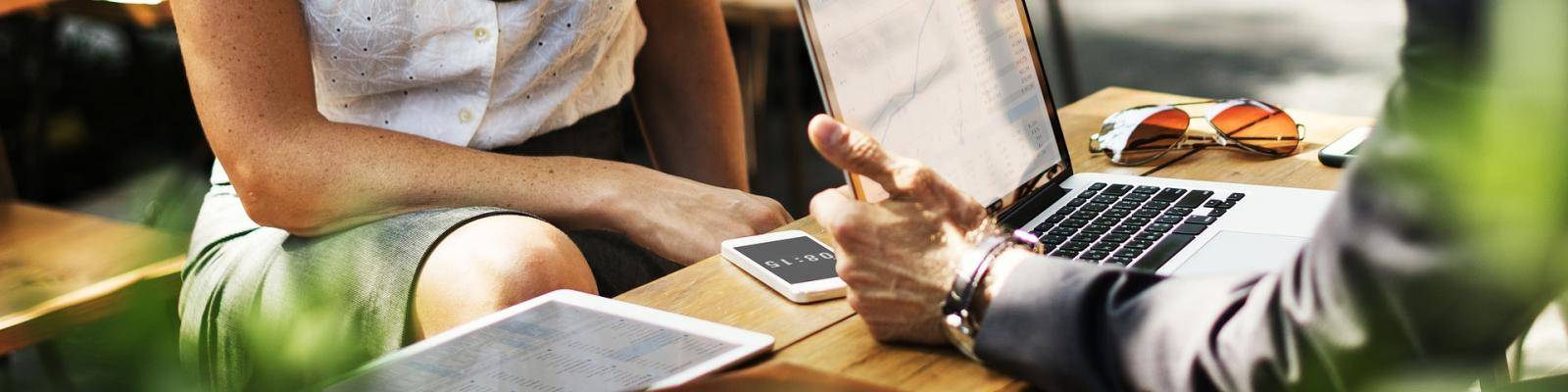 Man en vrouw overleg met laptop