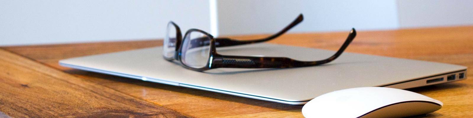 laptop muis en bril