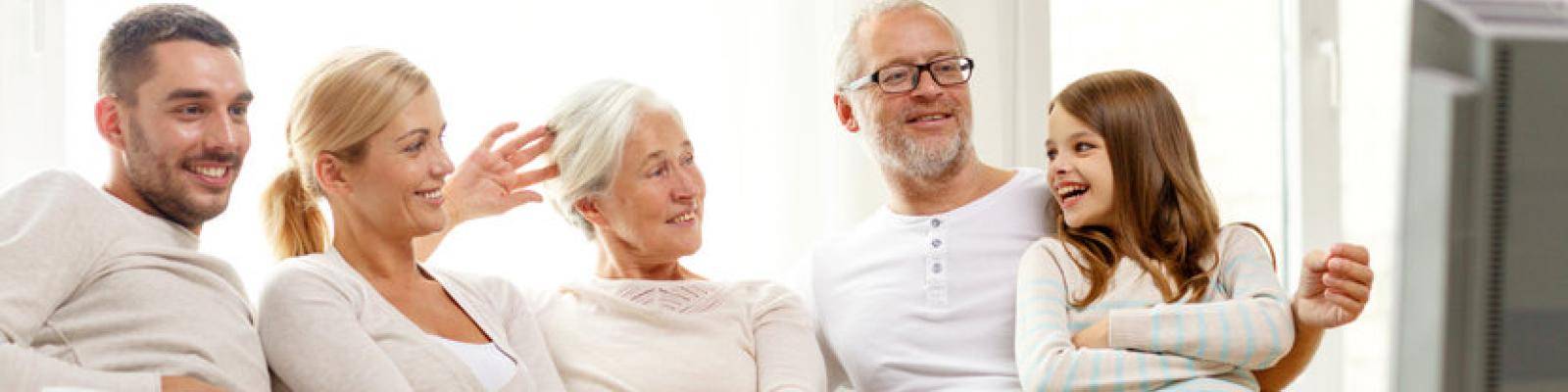 3 generaties familie op bank