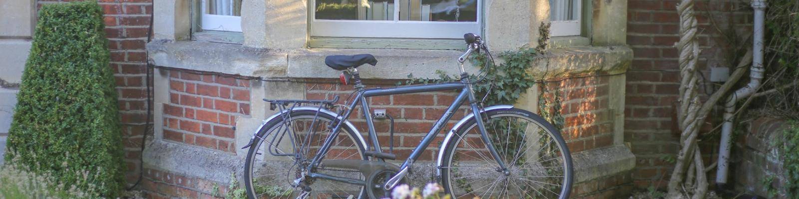 Fiets tegen gevel huis